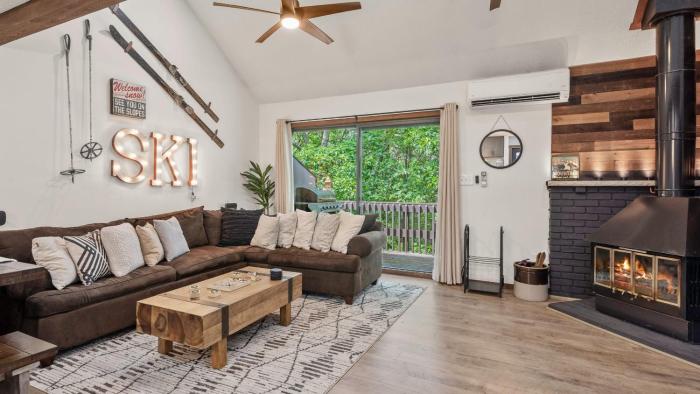 The Bears Den by AvantStay Prime Location Renovated w Movie Game Room