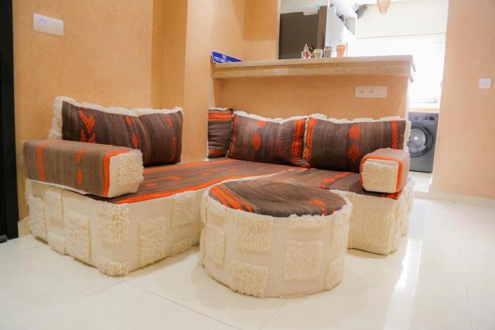 Stylish YSL Street 2-BDR, parking, hi speed wifi