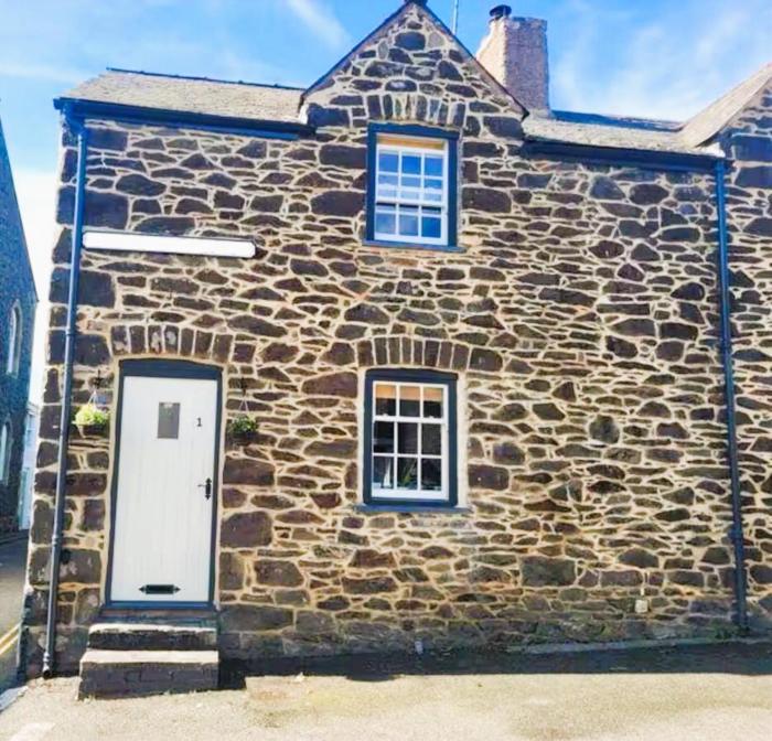 Characterful 2 bed within Conwy Walls
