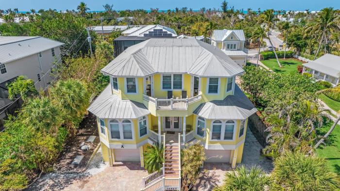 Walk to Beach PoolHot Tub Game Room Captiva 5BDR Coco Mango by AvantStay