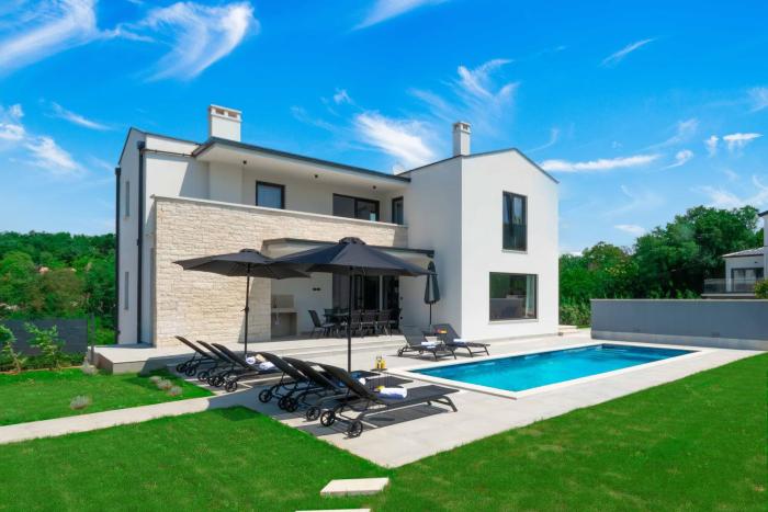 Modern 300m2 Villa - King Beds & Leisure Zone