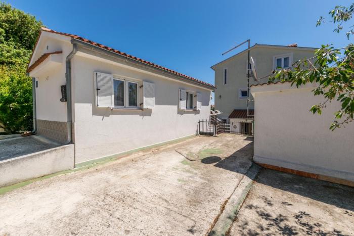 Cozy apartments Emina near the sea