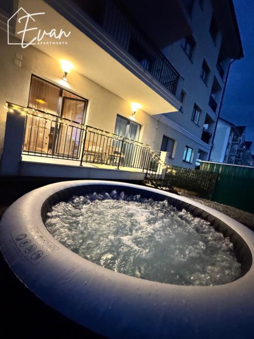Garden Jacuzzi Apartment by Evan Apartments