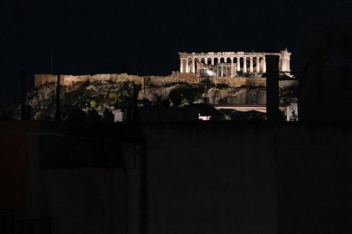 ACROPOLIS CASA Historic Centre Top Floor Elegant Stylish Retreat 150m to Metro & Attractions