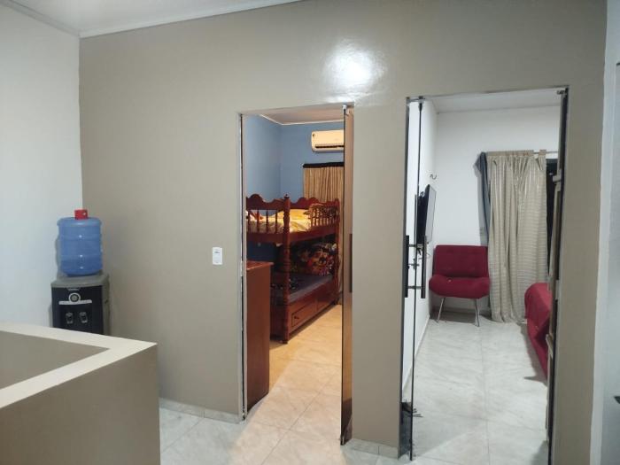 Casa com três quartos e carro a disposição