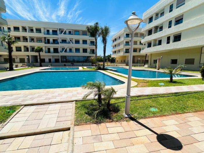 Appartement neuf avec piscine, balcon et à deux pas de la mer"