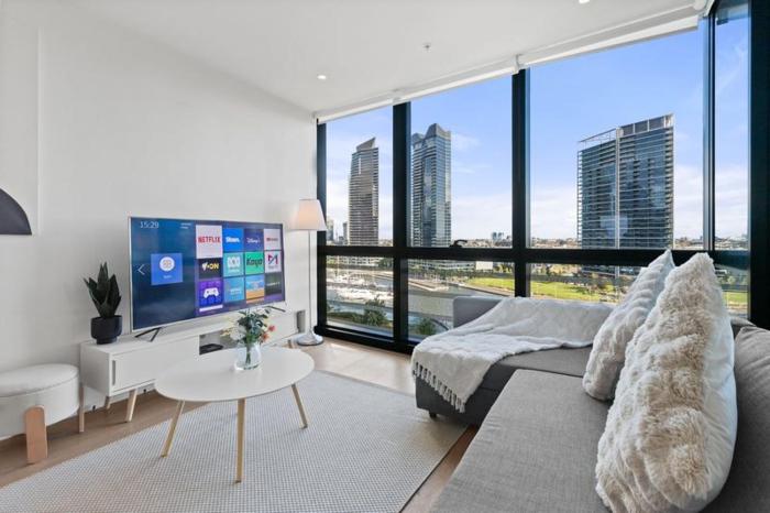 98N Abnb-Style Apt Yarra view with Pool and Free Parking plus 1 Min to Tram