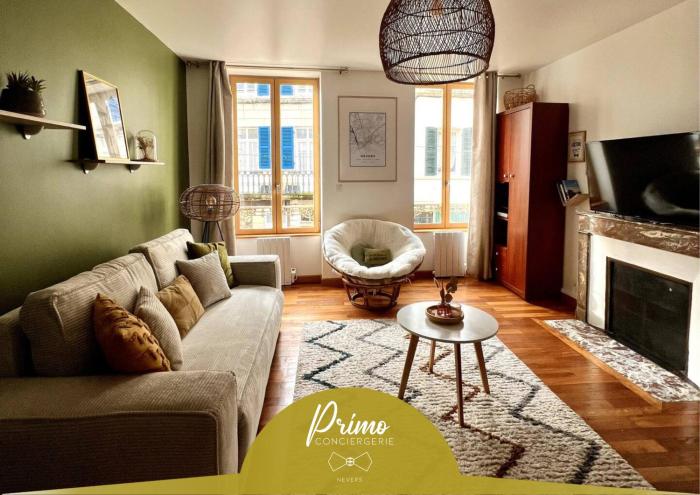 "Le Noeud vert" Appartement sur le thème de Nevers, 65 m2 en coeur de ville, parking à 200M avec accès inclus à salle de sport de 2000m2, Sauna & Hammam, by PRIMO C0NCIERGERIE