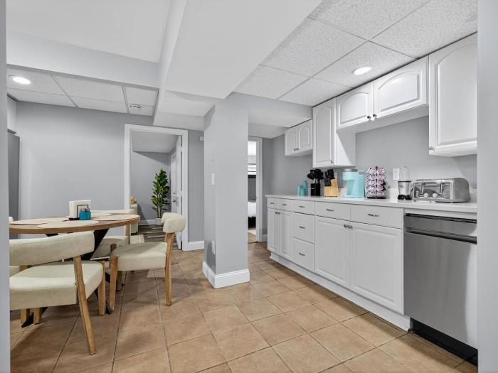 Allston 2BR | Sleeps 8 + Full Kitchen