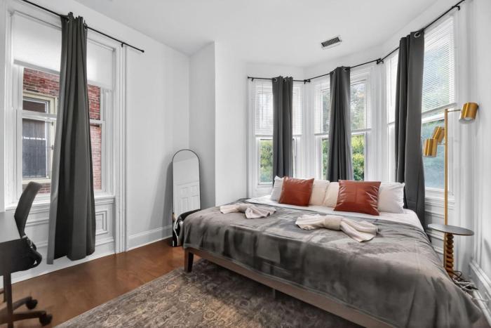 Lovely 1BR Center City with King Bed and Sleeper Sofa