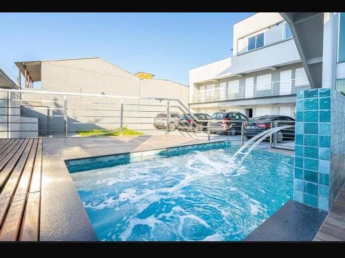 Studio c piscina e charme litorâneo 350m do mar