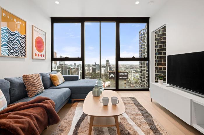 Gorgeous City Views 2BR Apartment with Pool and Gym