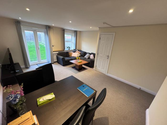 Sleeps8-FamilyFriendly-FreeParking-30MinToHeathrow