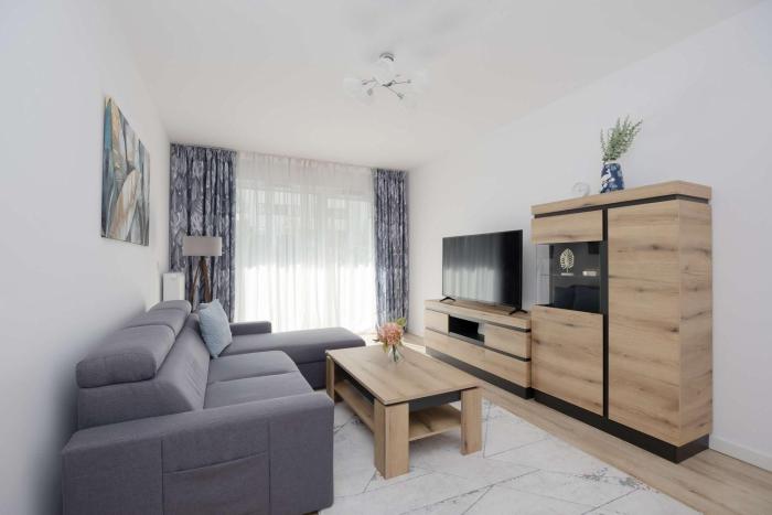 Lazurowa Charming Apartment with Parking & Garden in Warsaw by Noclegi Renters