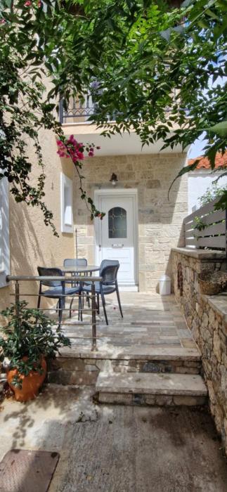 Το πετρινο σπιτι