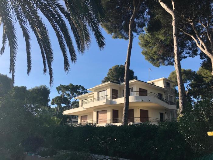 Palmiers et pins face à la mer dans une Villa classée du Cap d Antibes