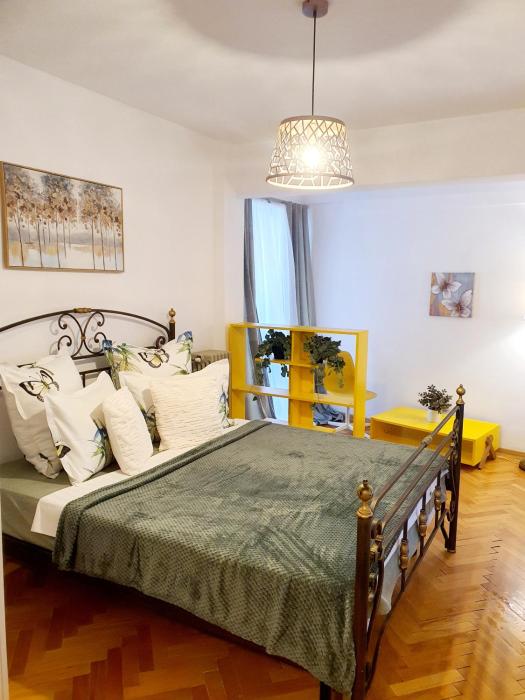 Yellow Studio - Calea Victoriei