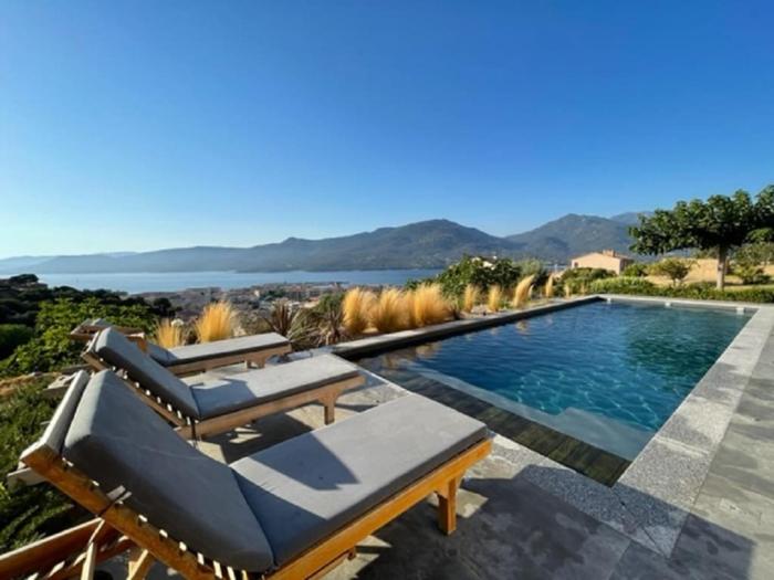 Villa de Charme avec Piscine et vue Mer en Corse du Sud