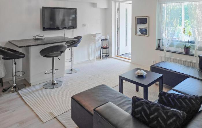 2 Bedroom Cozy Home In Skärholmen