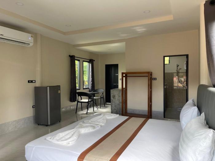 Baan klang suan at kantiang bay