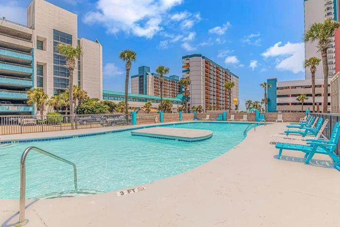 WR222 Great condo across from the beach pool