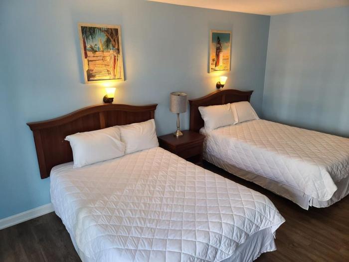 WR216 Charming condo across from the beach