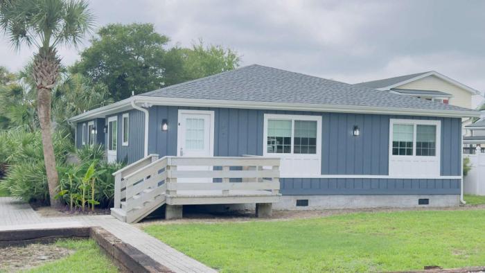 Bright & airy 2BR 2BA beach retreat A