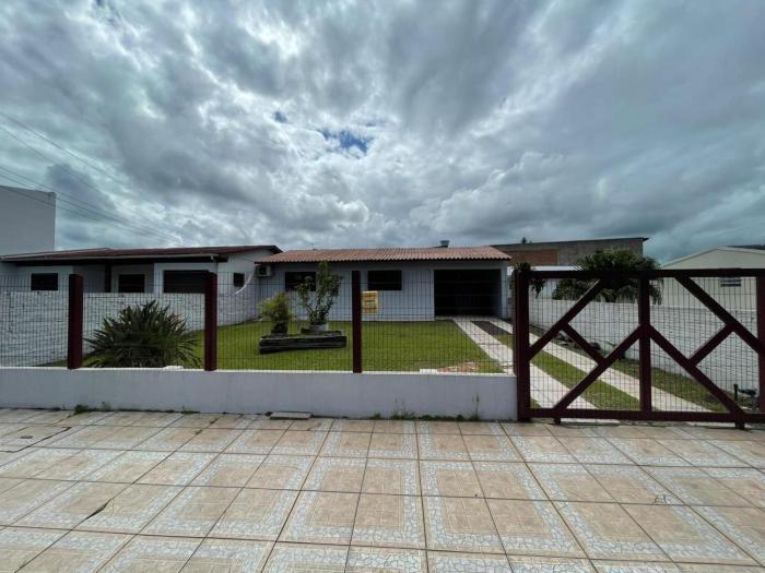 Residência veraneio, sozinha no pátio