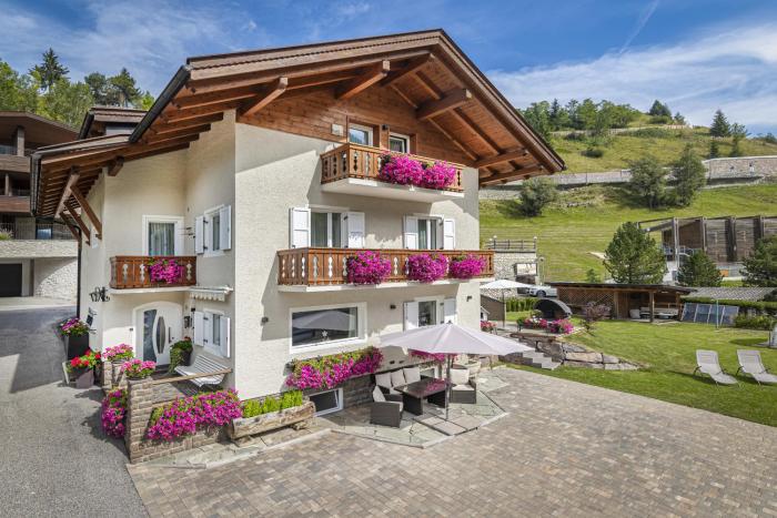 Pivan Apartments
