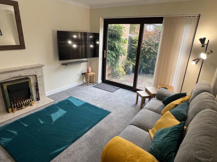 Superb Comfy 2 Bed House, Responsive & Caring Hosts Free WiFi & Parking, Close to MK Centre, Train Station, Santander, Network Rail by Webbhill Stays