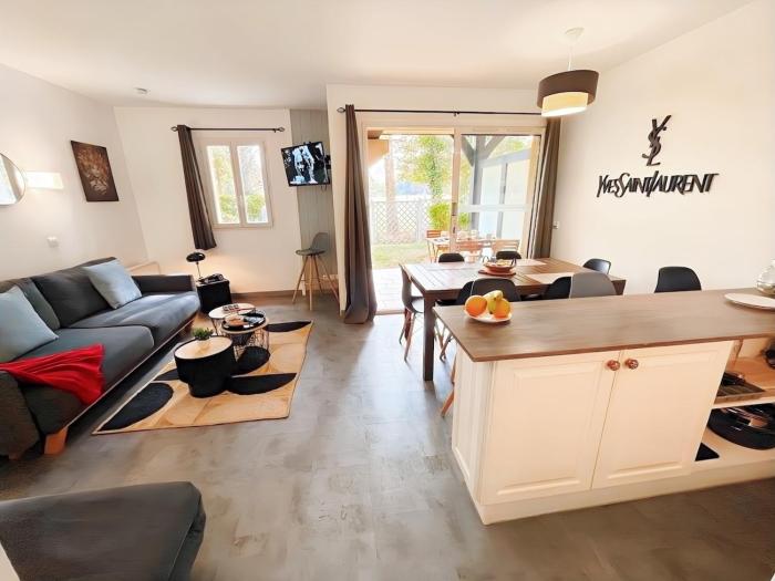 Vue sur le golf en rez-de-chaussée - piscine chauffée accessible de mai à septembre