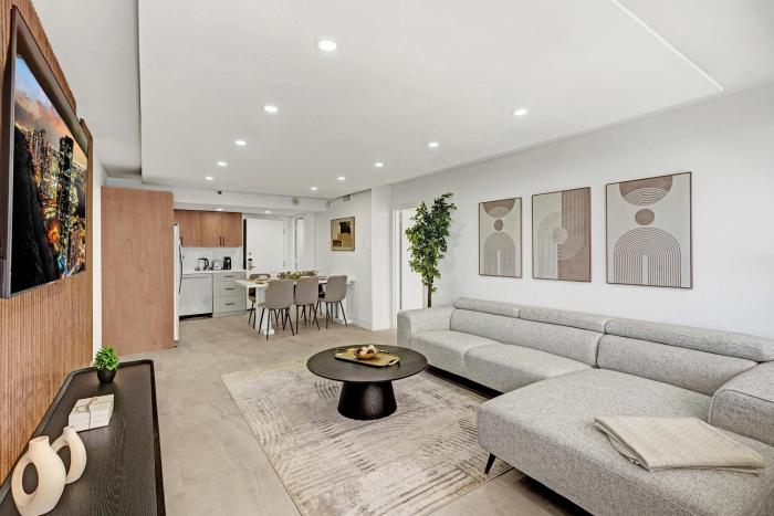 Modern 4BR with Ocean Views Pools and Direct Beach Access 717