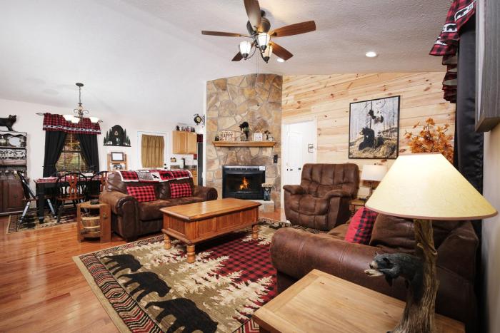 2 BR, 2 Bath log cabin- great outdoor space, hot tub, located between Gatlinburg and Pigeon Forge!