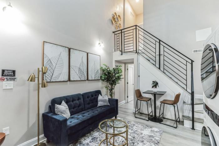 Large Bi-Level 2BR Loft in Old City that Sleeps 8