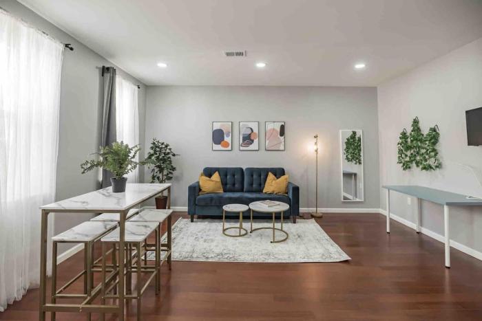 Large and Sunny 1BR - Center City - Sleeps 4