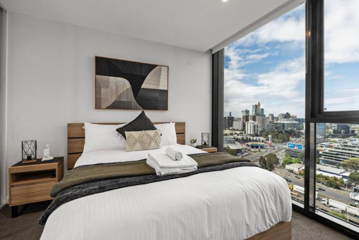 Premium Retreat with Balcony Views Pool Gym and Parking