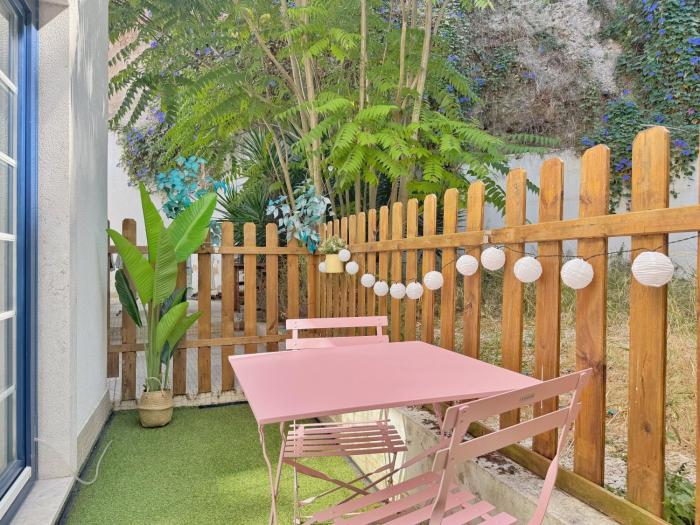 Curious Crow 1 studio with patio by Homeful Homes