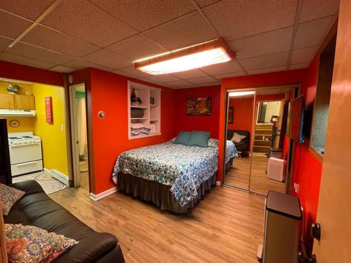 Colorful Studio, near downtown, walk to shopping