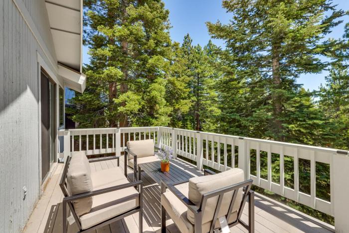 3 Mi to Lake Tahoe Forest-View Sanctuary with Deck!