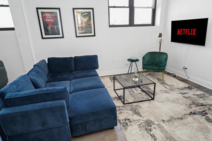 Spacious 1BR with Optional Parking Near McCormick Place, Field Museum, Adler Planetarium, & Shedd Aquarium