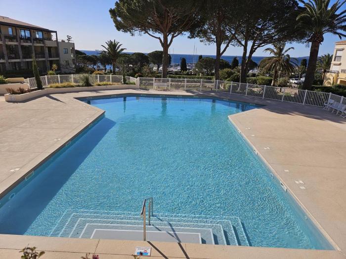 Ravissant T2 aux Issambres avec Piscine et Climatisation - FR-1-768-126