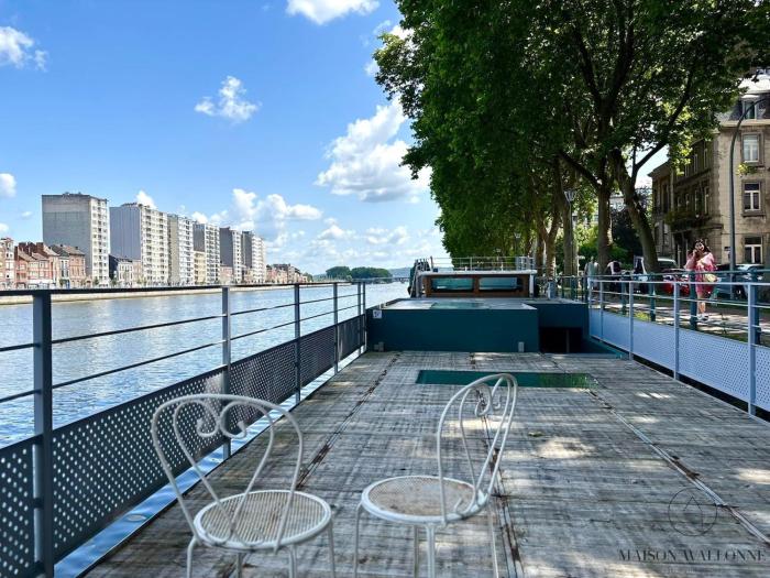 La péniche de Santa Cruz - Sur la Meuse, centre ville