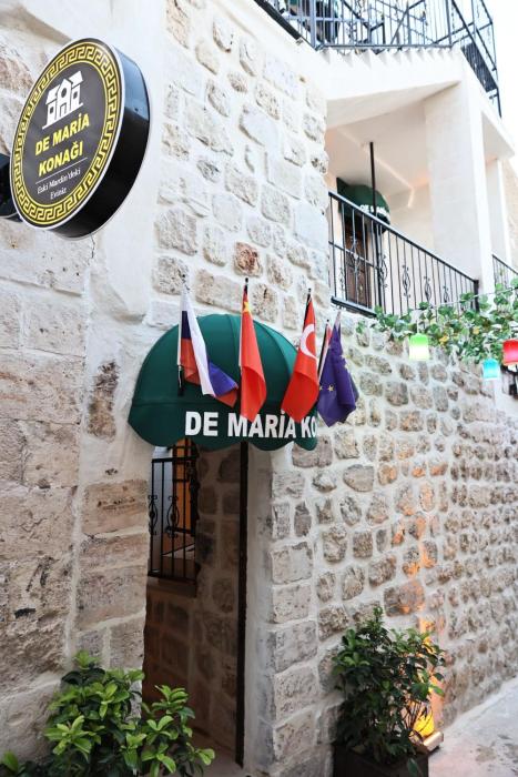 De MARİA KONAĞI