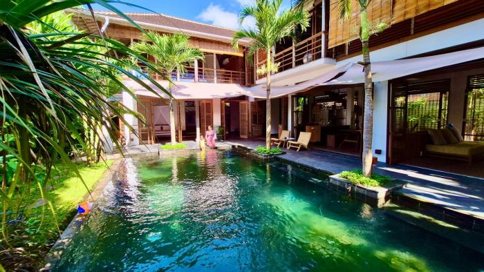 Tropical 4 Bedrooms Villa in Central Penestanan, UBUD