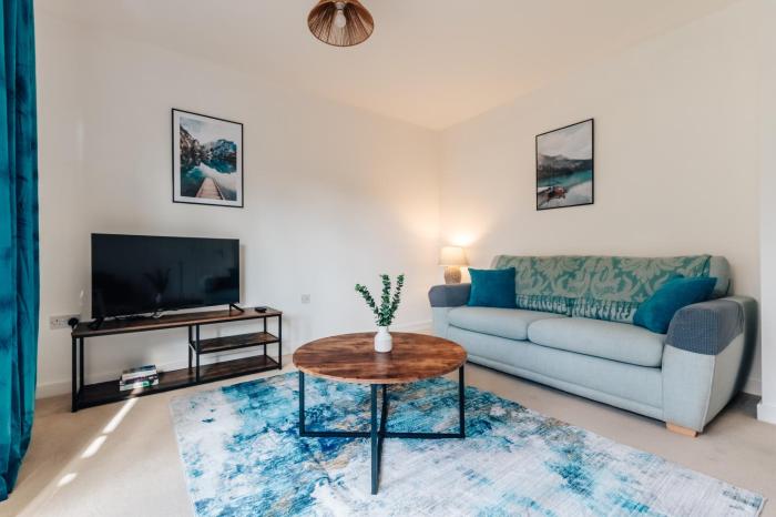 Peterborough modern & stylish 4 bed home with free parking