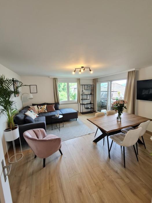Zentrumsnah und modern mit Seeblick in Weggis