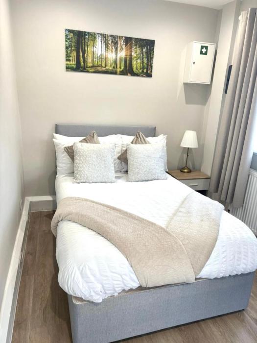 Luxury House 6-BDR - Guests up to 12 Sleep - Easy Parking - Spacious Garden - Fast Speed Wi-Fi - Contractors - Families - Groups - Discounts Available for Long Term Bookings!