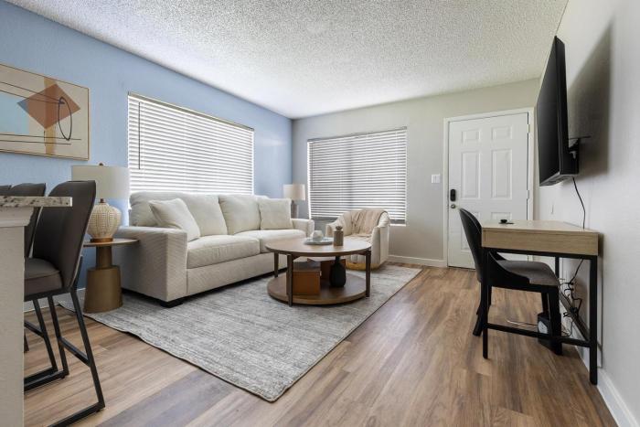Landing Chic 1BD in Maryvale Village