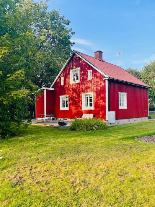 Family-friendly red cottage in Småland