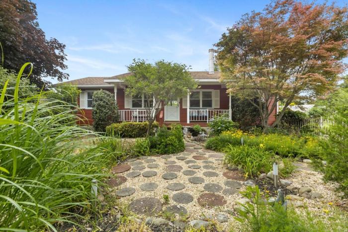 Cozy Coastal Cottage